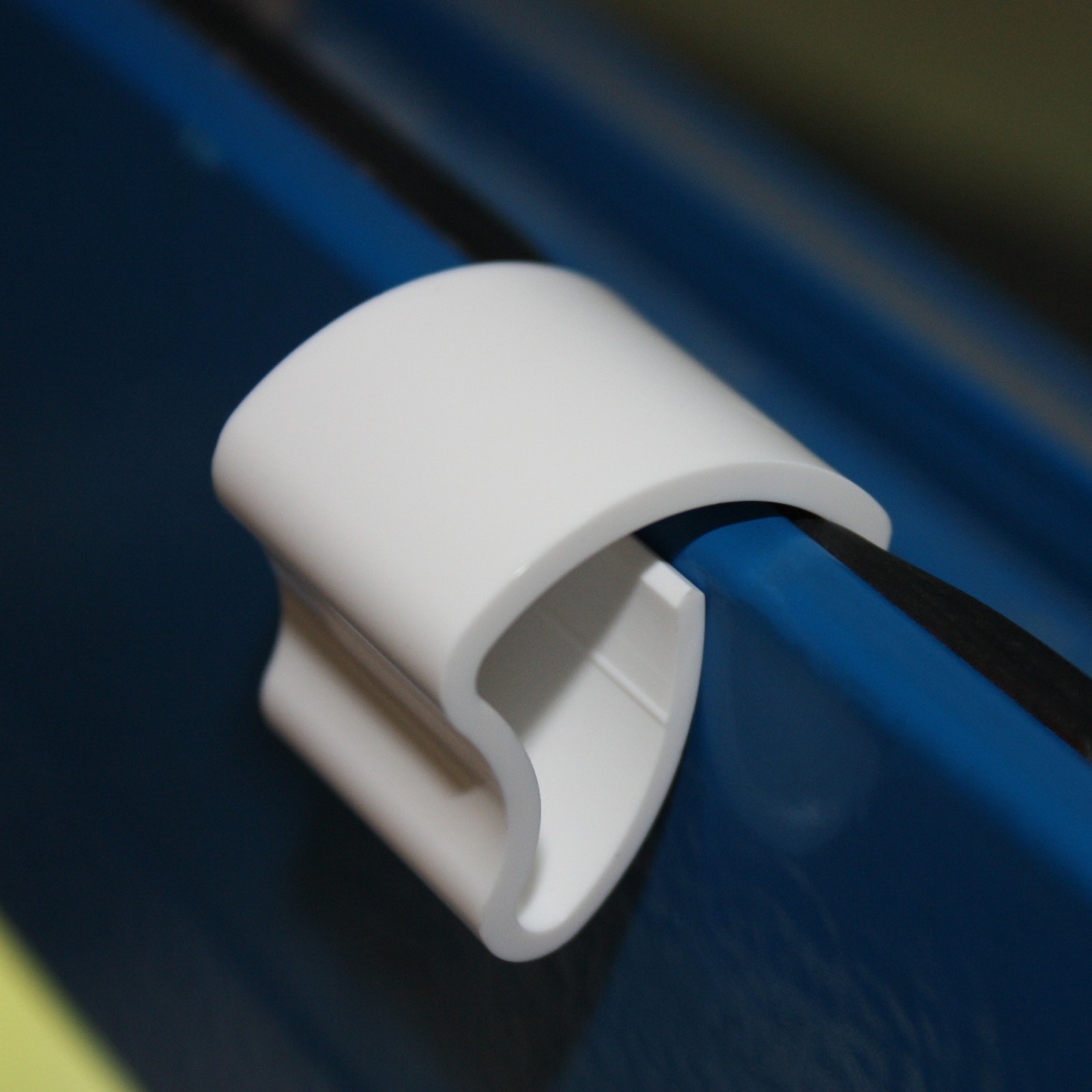 Fixations à serrer pour fenêtre PVC V5 Store vénitien | madéco.fr