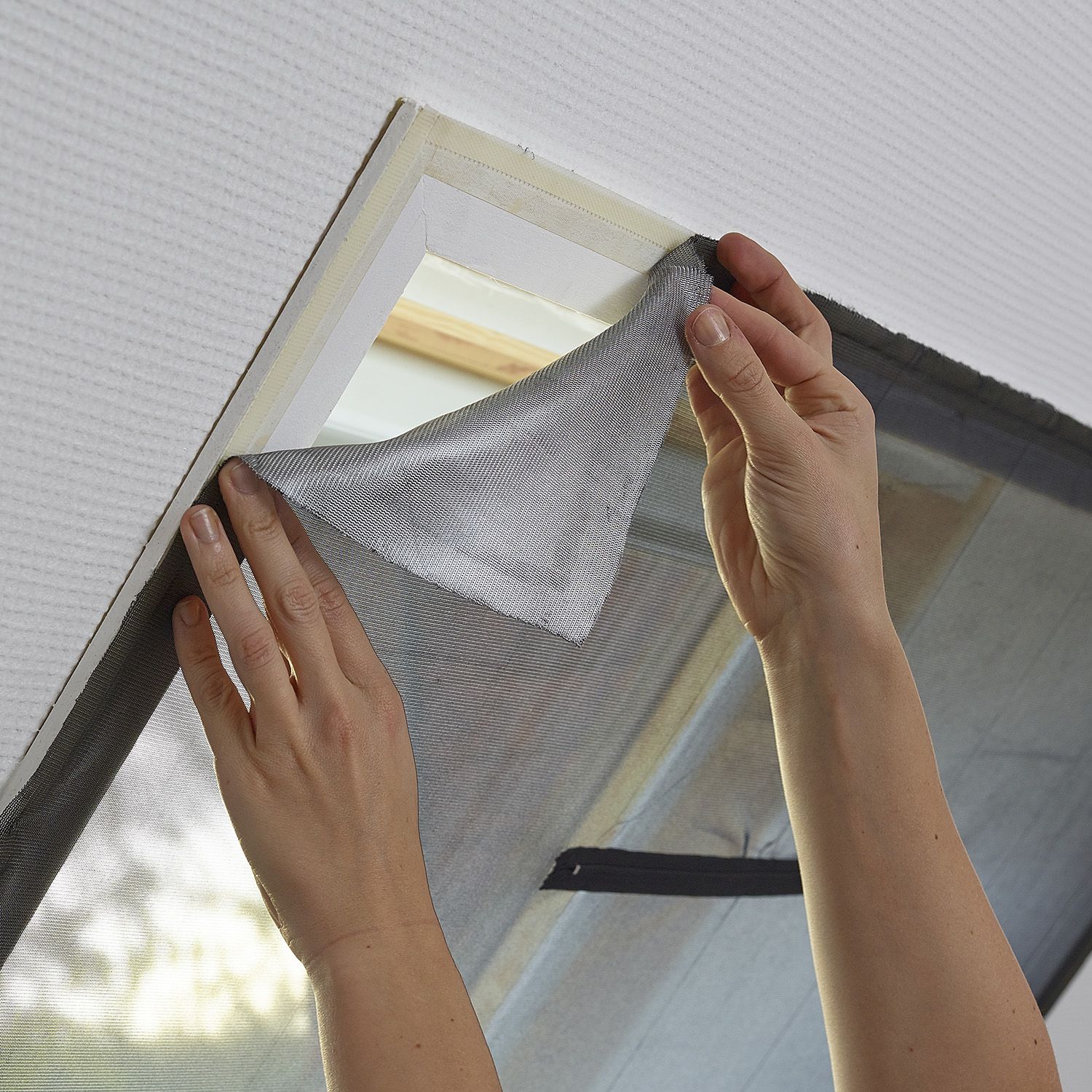 Installer une moustiquaire enroulable sur sa fenêtre sans aucun perçage,  pour des nuits paisibles ! - Maison et Domotique