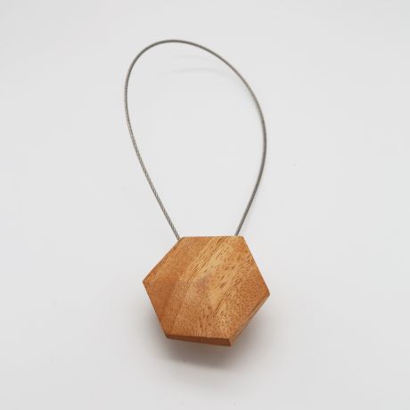 Embrasse à rideaux aimantée bois Iro - V. Créations