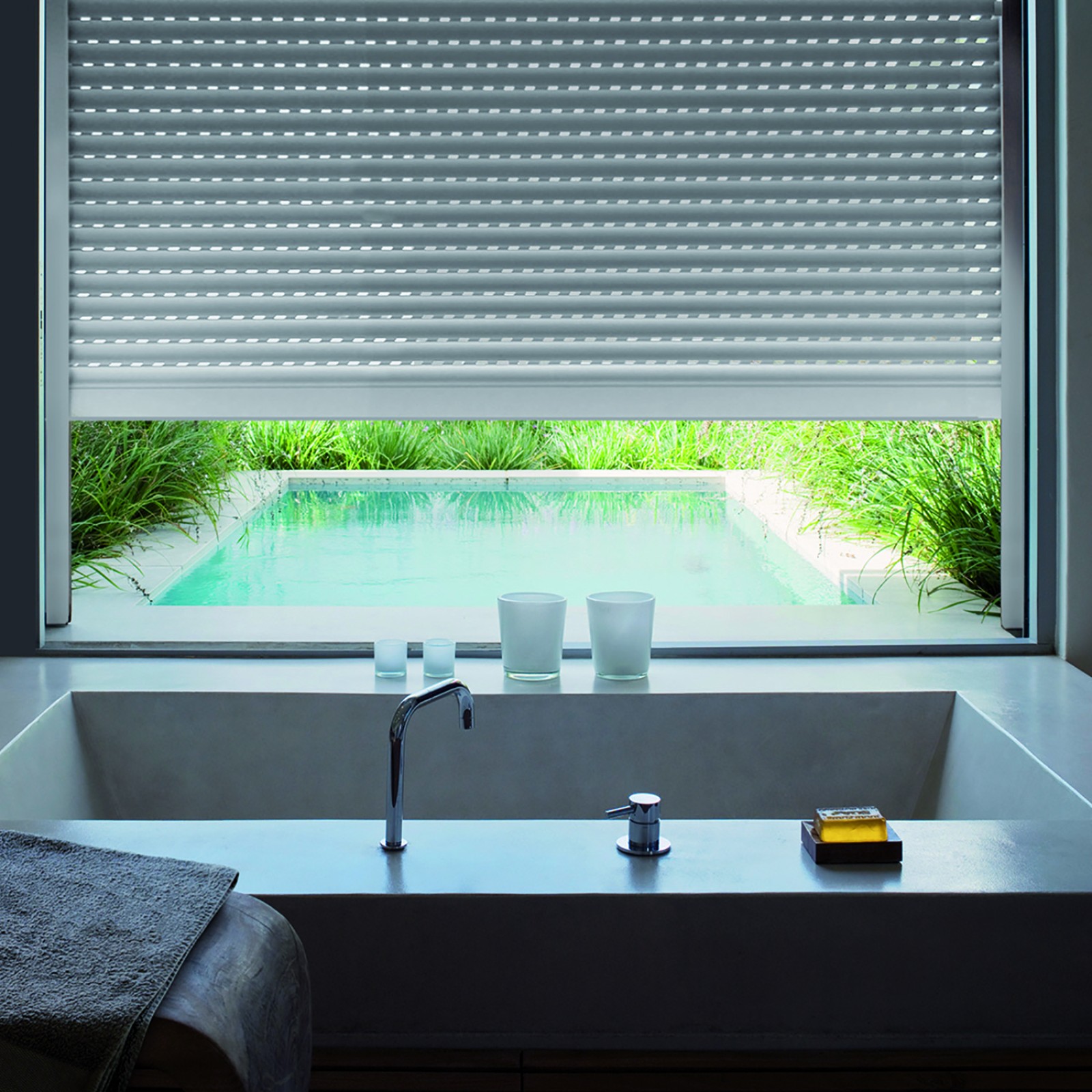 Volet roulant somfy solaire blanc vue intérieure