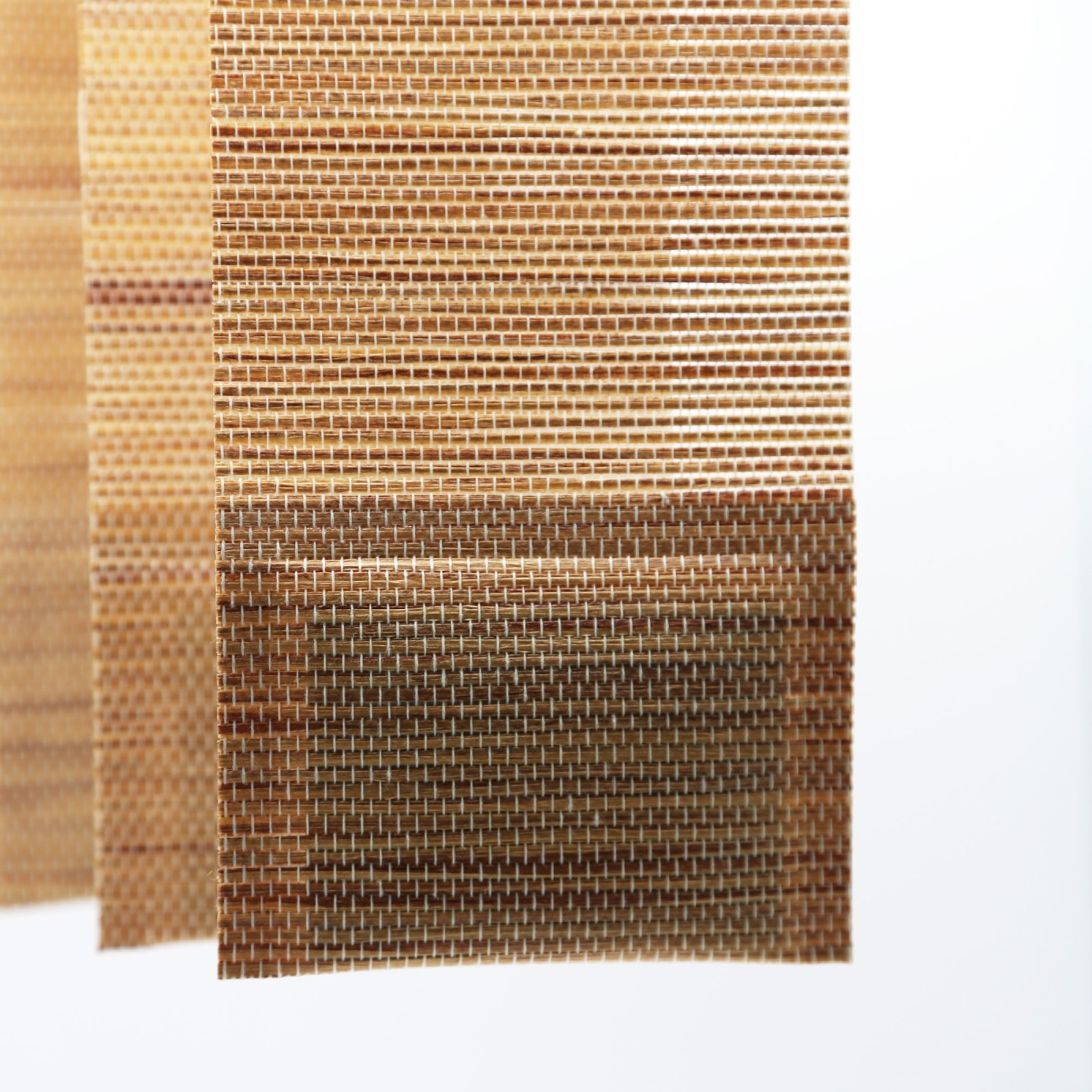 Détail lamelle verticales 89mm tamisantes paille naturelle