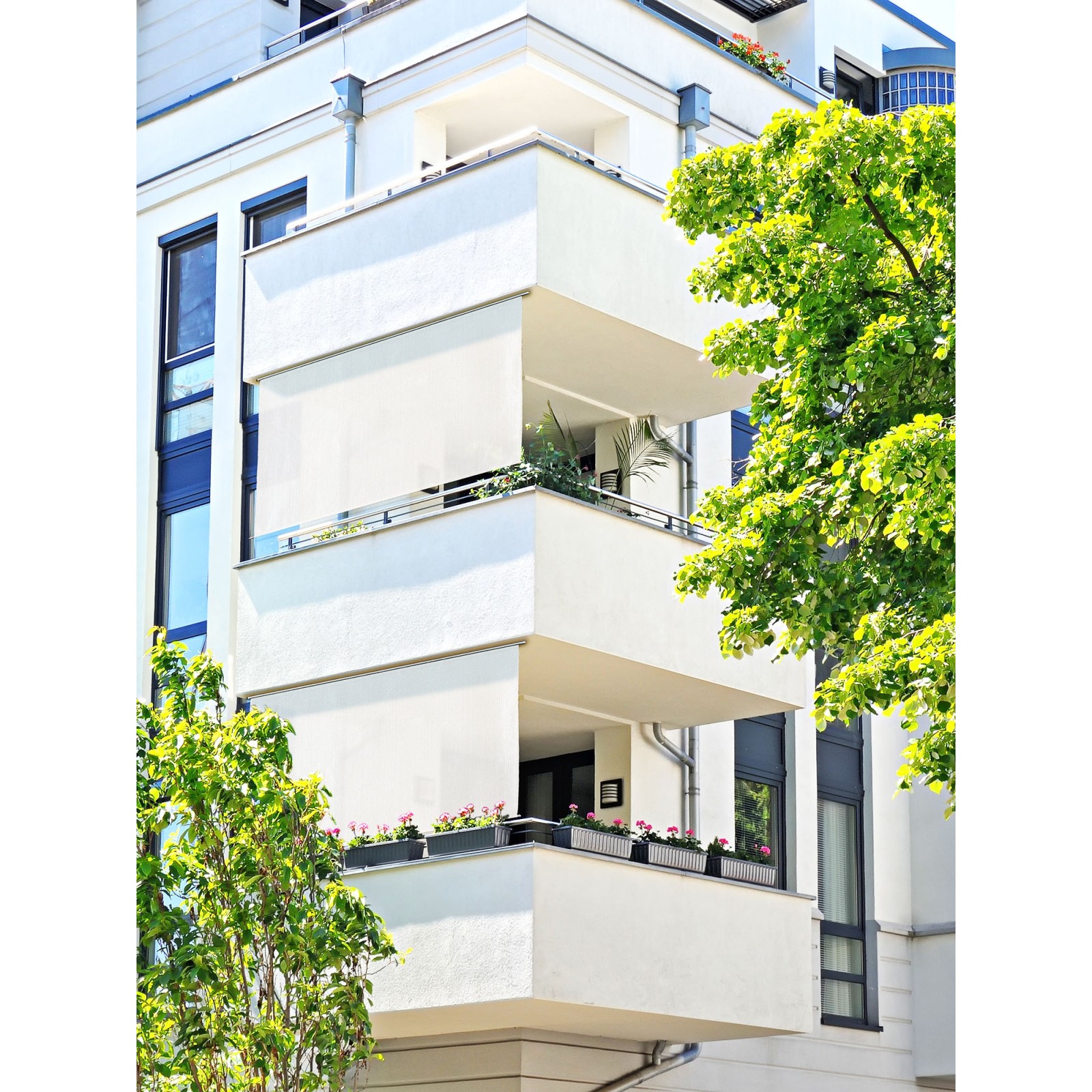 Store Enrouleur Extérieur Ecru Houvea sur balcon